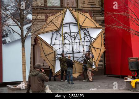 Mosca, Russia. 24th aprile 2022. Gli operai comunali preparano le decorazioni per la celebrazione della Giornata della Vittoria nella Piazza Rossa di Mosca, Russia Foto Stock