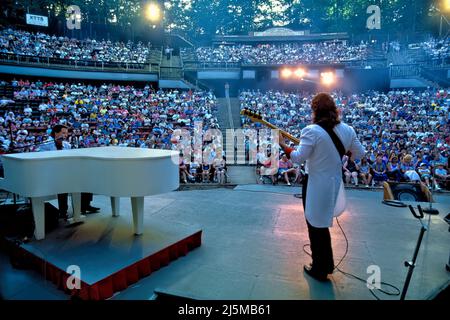 Un concerto serale estivo all'Echo Hollow Amphitheater di Silver Dollar City, vicino a Branson, Missouri, offre intrattenimento per centinaia di persone. Foto Stock