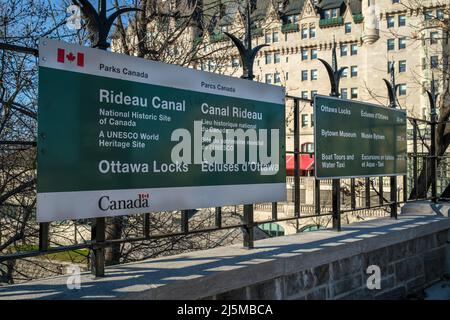 Ottawa, Ontario, Canada - 22 aprile 2022: Parks Canada segni per il canale Rideau di Ottawa Locks sito storico e le relative attrazioni turistiche. Foto Stock