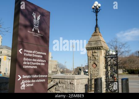 Ottawa, Ontario, Canada - 22 aprile 2022: Un cartello fornisce indicazioni per i visitatori che entrano alla Camera dei Comuni e al Senato su Parliament Hill. Foto Stock