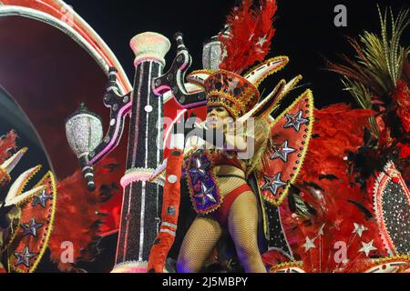 San Paolo, Brasile. San Paolo, San Paolo, Brasile. 24th Apr 2022. (INT) Sao Paulo Carnival Special Group: Sfilata di Barroca zona sul Samba School. Aprile 24, 2022, San Paolo, Brasile: Barroca zona sul samba scuola parata da Sao Paulo Carnevale Special Group seconda giornata, a Anhembi Sambadrome, a San Paolo, Domenica (24) (Credit Image: © Leco Viana/TheNEWS2 via ZUMA Press Wire) Credit: ZUMA Press, Inc./Alamy Live News Foto Stock