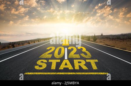 Inizia il piano per il 2023. L'anno 2023 è stato scritto sulla strada asfaltata all'alba. Concetto di strategia aziendale, opportunità, speranza e cambiamento di vita nuovo. Foto Stock