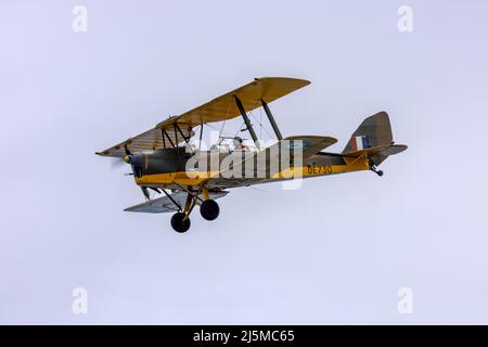 Museo dell'Aviazione di Malta De Havilland DH-82A Tiger Moth (REG: 9h-RAF) che esegue il nido del flyby al Museo della Guerra a Fort St. Elmo, Valletta. Foto Stock