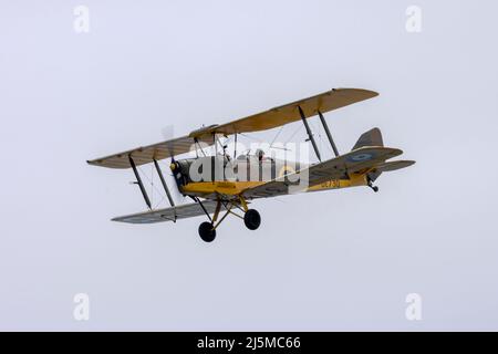 Museo dell'Aviazione di Malta De Havilland DH-82A Tiger Moth (REG: 9h-RAF) che esegue il nido del flyby al Museo della Guerra a Fort St. Elmo, Valletta. Foto Stock