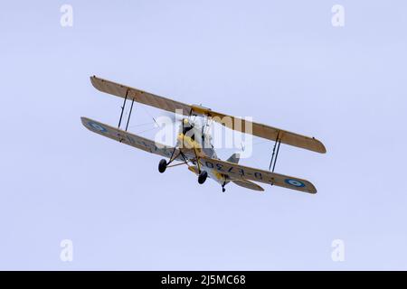 Museo dell'Aviazione di Malta De Havilland DH-82A Tiger Moth (REG: 9h-RAF) che esegue il nido del flyby al Museo della Guerra a Fort St. Elmo, Valletta. Foto Stock