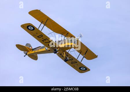 Museo dell'Aviazione di Malta De Havilland DH-82A Tiger Moth (REG: 9h-RAF) che esegue il nido del flyby al Museo della Guerra a Fort St. Elmo, Valletta. Foto Stock