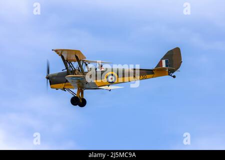 Museo dell'Aviazione di Malta De Havilland DH-82A Tiger Moth (REG: 9h-RAF) che esegue il nido del flyby al Museo della Guerra a Fort St. Elmo, Valletta. Foto Stock