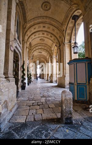 Vista prospettica del portico anteriore della Biblioteca Nazionale di Malta a la Valletta Foto Stock