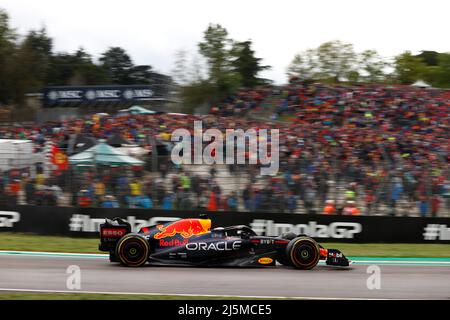 Imola, Italia. 24th Apr 2022. 01 VERSTAPPEN Max (nld), Red Bull Racing RB18, in azione durante la Formula 1 Grand Premio del Made in Italy e dell'Emilia-Romagna 2022, 4th round del Campionato Mondiale di Formula uno FIA 2022, sul circuito di Imola, dal 22 al 24 aprile 2022 a Imola, Italia - Foto DPPI Credit: DPPI Media/Alamy Live News Foto Stock