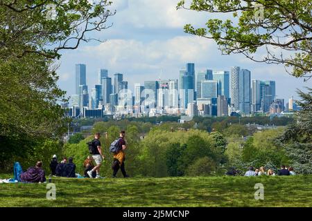 La vista da Greenwich Park, South East London UK, guardando verso Canary Wharf e l'Isola dei Dogs Foto Stock