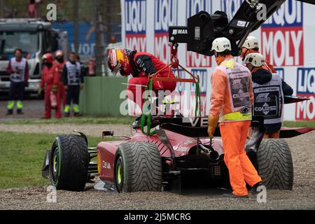 Imola, Italia. 24th Apr 2022. Carlos Sainz alla guida della Spagna (55) la Ferrari F1-75 si blocca nella ghiaia al via dopo la filatura durante il Gran Premio d'Emilia Romagna F1 ad Autodromo Enzo e Dino Ferrari il 24 aprile 2022 ad Imola, Italia. Credit: Marco Canoniero/Alamy Live News Foto Stock