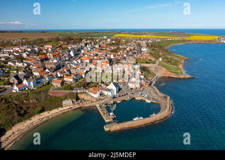 Vista aerea dal drone dello storico porto di Crail e villaggio a East Neuk di Fife, Scozia, Regno Unito Foto Stock
