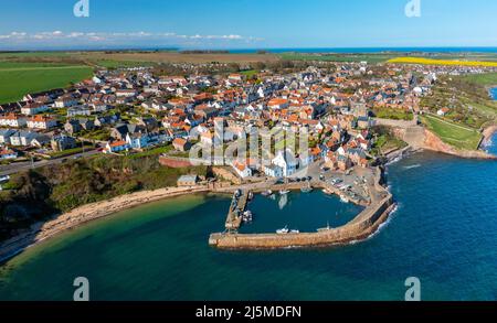 Vista aerea dal drone dello storico porto di Crail e villaggio a East Neuk di Fife, Scozia, Regno Unito Foto Stock