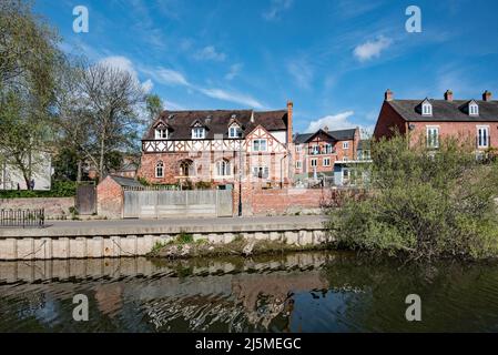 Le gite in barca Sabrina consentono di ammirare una proprietà, il convento di San Giuliano, lungo le rive del fiume Severn (Sabrina!) A Shrewsbury Foto Stock