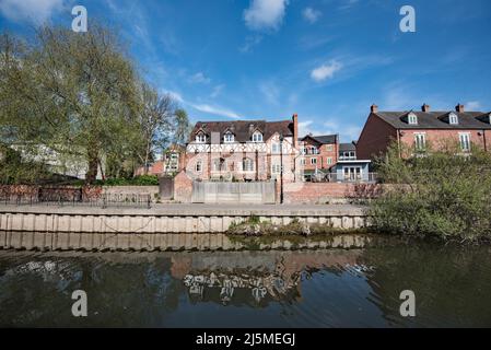 Le gite in barca Sabrina consentono di ammirare una proprietà, il convento di San Giuliano, lungo le rive del fiume Severn (Sabrina!) A Shrewsbury Foto Stock