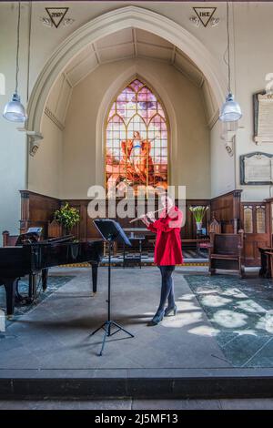 St Alkmund's che ospita una splendida performance sia di flauto che di pianoforte 19th Aprile 2022....St Alkmund's Square Shrewsbury Shropshire Foto Stock