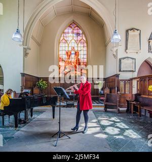 St Alkmund's che ospita una splendida performance sia di flauto che di pianoforte 19th Aprile 2022....St Alkmund's Square Shrewsbury Shropshire Foto Stock