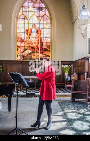 St Alkmund's che ospita una splendida performance sia di flauto che di pianoforte 19th Aprile 2022....St Alkmund's Square Shrewsbury Shropshire Foto Stock