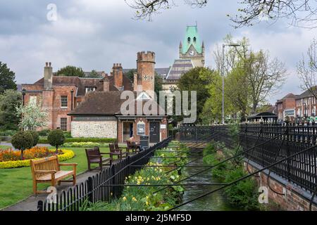 Abbey Gardens nel mese di aprile - un piccolo parco nel centro di Winchester con bellissimi aiuole fiorite e un flusso affluente del fiume Itchen. Inghilterra Foto Stock