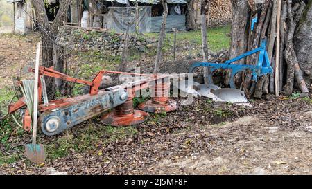 Macchine e attrezzature agricole che si trovano a terra in una fattoria, Artvin, Turchia Foto Stock