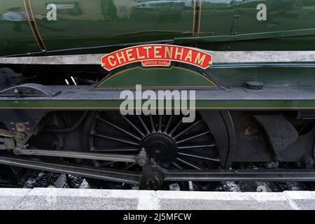 Primo piano sulla targhetta del 30925 Cheltenham Scuole Classe locomotiva a vapore che corre sulla linea Waterress Heritage. Hampshire, Inghilterra Foto Stock