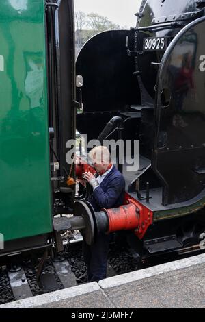 Un ingegnere disaccoppia la locomotiva a vapore 30925 dalle sue carrozze sul treno push-pull che corre sulla linea di Watercress. Hampshire, Inghilterra Foto Stock