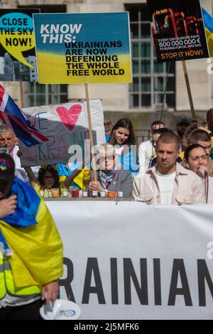 Londra, Inghilterra, Regno Unito. 24th Apr 2022. I manifestanti ucraini si sono dimostrati contro l'invasione russa del loro paese al di fuori di Downing Street. (Credit Image: © Tayfun Salci/ZUMA Press Wire) Foto Stock