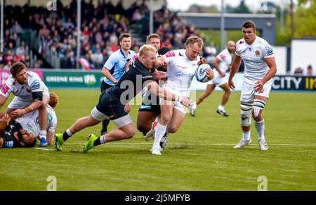 Londra, Regno Unito. 24th Apr 2022. STU Townsend of Exeter Chiefs porta avanti la palla come Vincent Koch of Saracens affronta durante la Gallagher Premiership Rugby match tra Saracens ed Exeter Chiefs allo StoneX Stadium, Londra, Inghilterra, il 24 aprile 2022. Foto di Phil Hutchinson. Solo per uso editoriale, licenza richiesta per uso commerciale. Nessun utilizzo nelle scommesse, nei giochi o nelle pubblicazioni di un singolo club/campionato/giocatore. Credit: UK Sports Pics Ltd/Alamy Live News Foto Stock