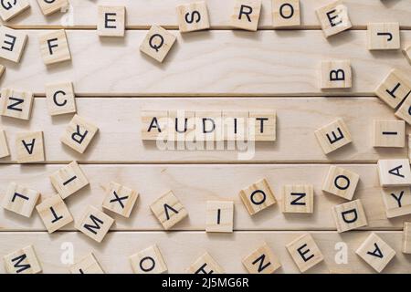 TESTO DI CONTROLLO su cubi di legno su sfondo di legno Foto Stock