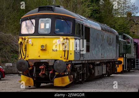 Per la BR Class 33, 33103 chiamata 'Swordfish', seduta in piedi presso la stazione di Wirksworth sulla ferrovia della Valle di Ecclesbourne, giorno di gala Diesel 2022 Foto Stock