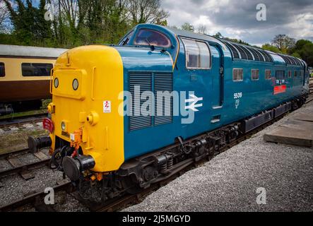 Ex BR Classe 55 'Deltic', 55019 chiamato 'Royal Highland Fusilier' che opera nella stazione di Wirksworth, sulla ferrovia della Valle di Ecclesbourne. Foto Stock