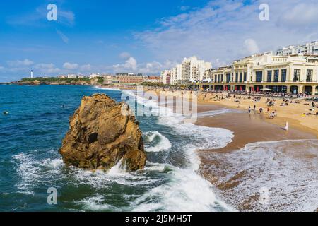 Biarritz, Francia, 18 aprile 2022.la Grande Plage, spiaggia nella città di Biarritz, sulla costa atlantica della Francia Foto Stock