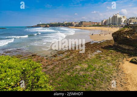 Biarritz, Francia, 18 aprile 2022.la Grande Plage, spiaggia nella città di Biarritz, sulla costa atlantica della Francia Foto Stock