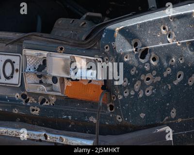 Auto dopo aver gridato da una mitragliatrice e tagliato da frammenti dalle miniere, primo piano. Auto fucilate durante la guerra in Ucraina. Foto Stock