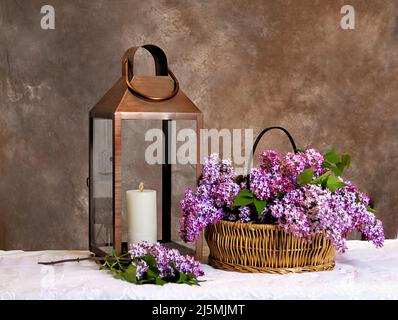 Lanterna di campagna e cesto di Lilacs Foto Stock