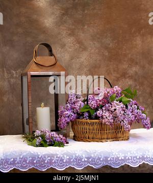 Lanterna di campagna e cesto di Lilacs Foto Stock