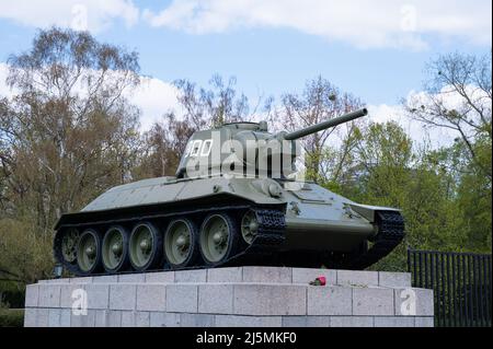 23.04.2022, Berlino, Germania, Europa - Un carro armato T-34 al Memoriale di guerra sovietico lungo 17 June Street (Strasse des 17. Juni) a Grosser Tiergarten. Foto Stock