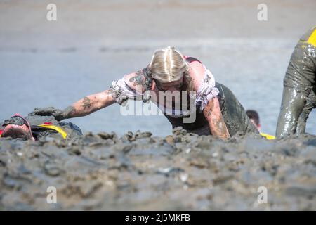 Un concorrente partecipa alla Maldon Mud Race di Maldon, Essex, mentre la gara ritorna per la prima volta in due anni. La Maldon Mud Race è una gara di divertimento annuale che si tiene in primavera (originariamente in inverno, ora a fine aprile o all'inizio di maggio) al Promenade Park di Maldon, Essex, in Inghilterra, in cui i partecipanti competono per completare un trattino di 500 metri (550 yd), in fango denso, Sul letto del fiume Blackwater. La gara è organizzata dai Lions & Rotary Club del Maldon e del Maldon District Council, che raccoglie denaro per beneficenza. (Foto di Lucy North/SOPA Images/Sipa USA) Foto Stock