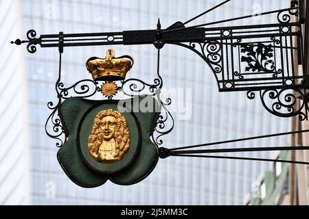 Segno di Re Carlo II, uno dei segni storici appesi in Lombard Street nella città di Londra Foto Stock