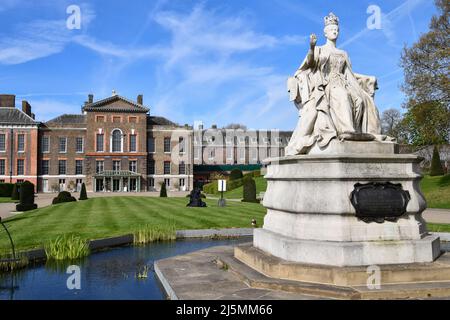 Statua della Regina Vittoria fuori Kensington Palace Foto Stock