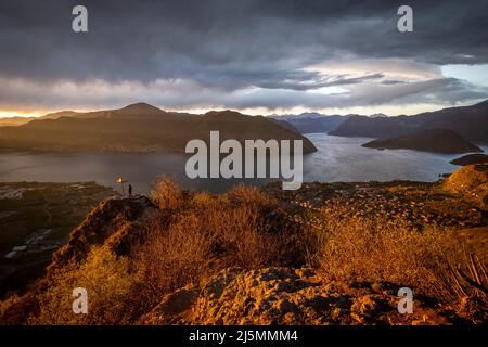 Vista di un tramonto colorato sul lago d'Iseo dalla Balota del Coren. Iseo, provincia di Brescia, Distretto dei Laghi, Lombardia, Italia, Europa. Foto Stock