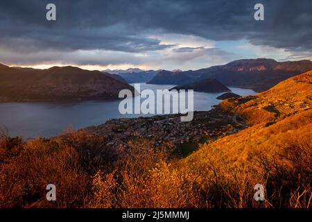 Vista di un tramonto colorato sul lago d'Iseo dalla Balota del Coren. Iseo, provincia di Brescia, Distretto dei Laghi, Lombardia, Italia, Europa. Foto Stock