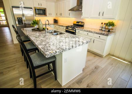 Cucina Isola Granite Counter Top e Bar sgabelli Foto Stock