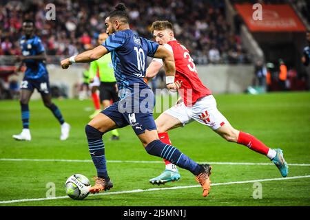 Dimitri PAYET di Marsiglia e Thomas FOKET di Reims durante il campionato francese Ligue 1 partita di calcio tra Stade de Reims e Olympique de Marseille il 24 aprile 2022 allo stadio Auguste Delaune di Reims, Francia - Foto Matthieu Mirville / DPPI Foto Stock