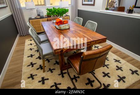 Zona pranzo con spesso tavolo in legno con sei sedie Foto Stock