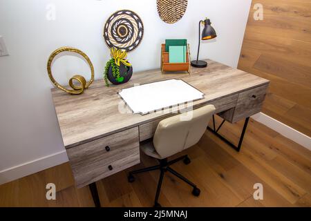 Scrivania in legno chiaro in Home Office Foto Stock