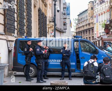 Bucarest, Romania - 04.08.2022: Poliziotti e Gendarmerie o polizia militare di fronte a un furgone nel centro storico di Bucarest Foto Stock
