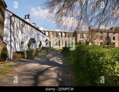 Arten Gill Viaduct sulla ferrovia Settle-Carlisle, visto dalla frazione di Stone House a Dentdale, Yorkshire Dales National Park, Regno Unito Foto Stock