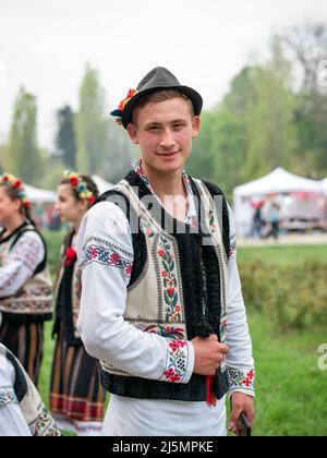 Bucarest, Romania - 04.08.2022: Ritratto di un giovane vestito in un costume tradizionale nazionale rumeno folklore Foto Stock