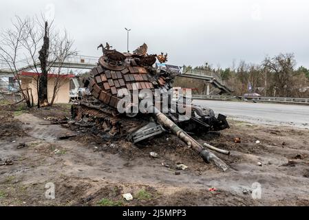 2022-04-09 Regione di Kiev, Ucraina. Distrutto serbatoio russo sul lato della strada E40. Guerra in Ucraina Foto Stock